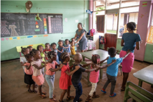 Kinderen op een voorschool doen een dansje